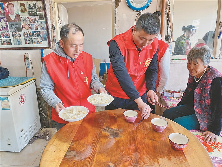 杜洪江(左一)生活报讯(实习生李雨桐 记者李丹 深秋的绥化市明水县